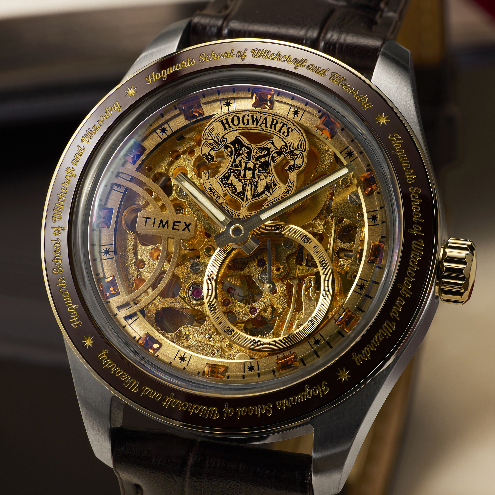 Zbliżenie na tarczę Timex Waterbury Skeleton z motywem Harrego Pottera