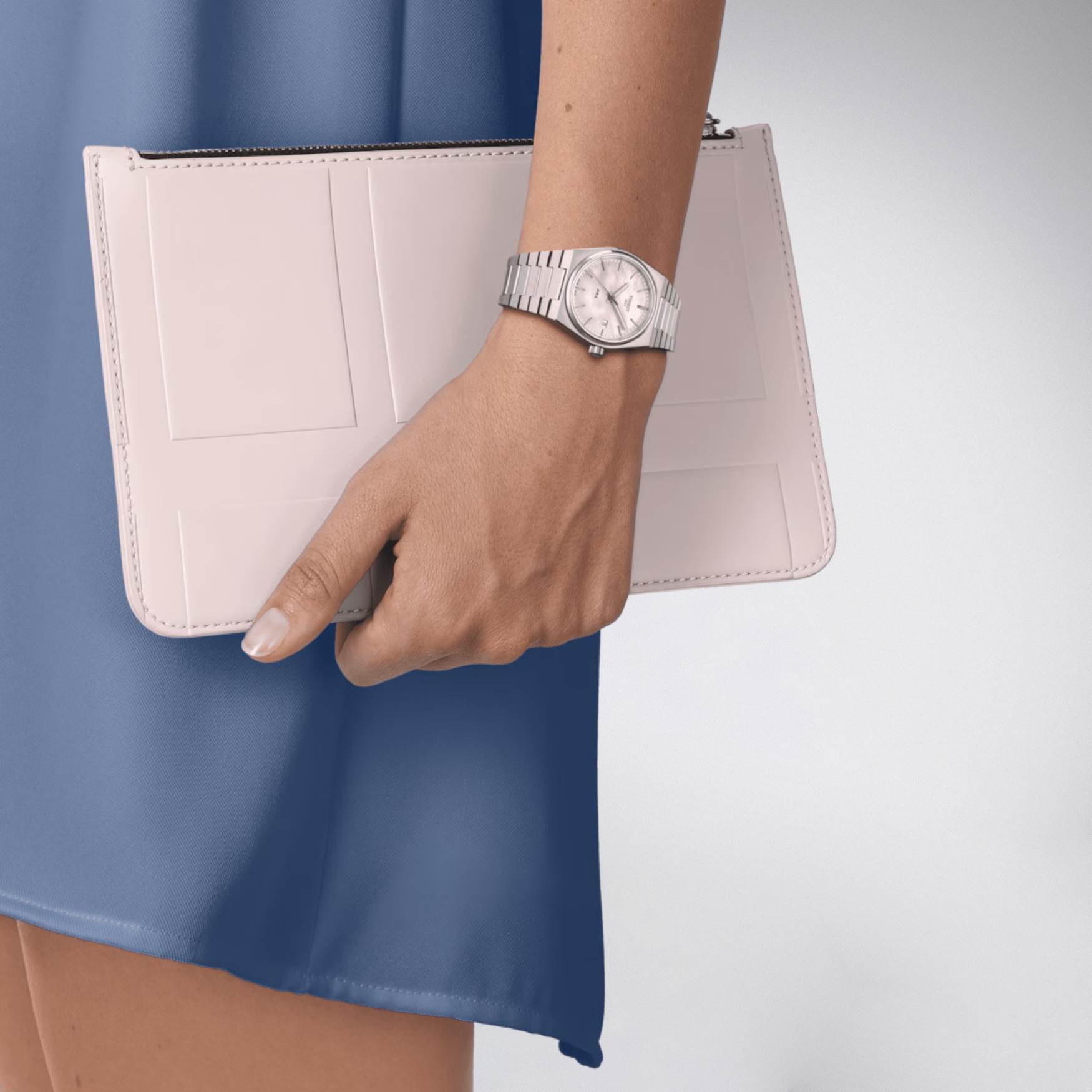 Zegarek Tissot PRX Quartz White Pearl Dial 35mm T137.210.11.111.00 zaprezentowany na damskim nadgarstku