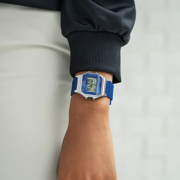 Zegarek Timex T80 w kolorze niebieskim