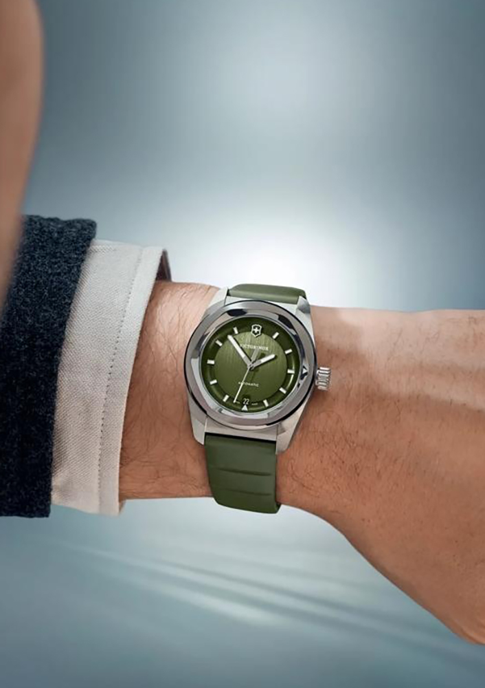 Zegarek Victorinox Concept One Automatic 242058 na nadgarstku