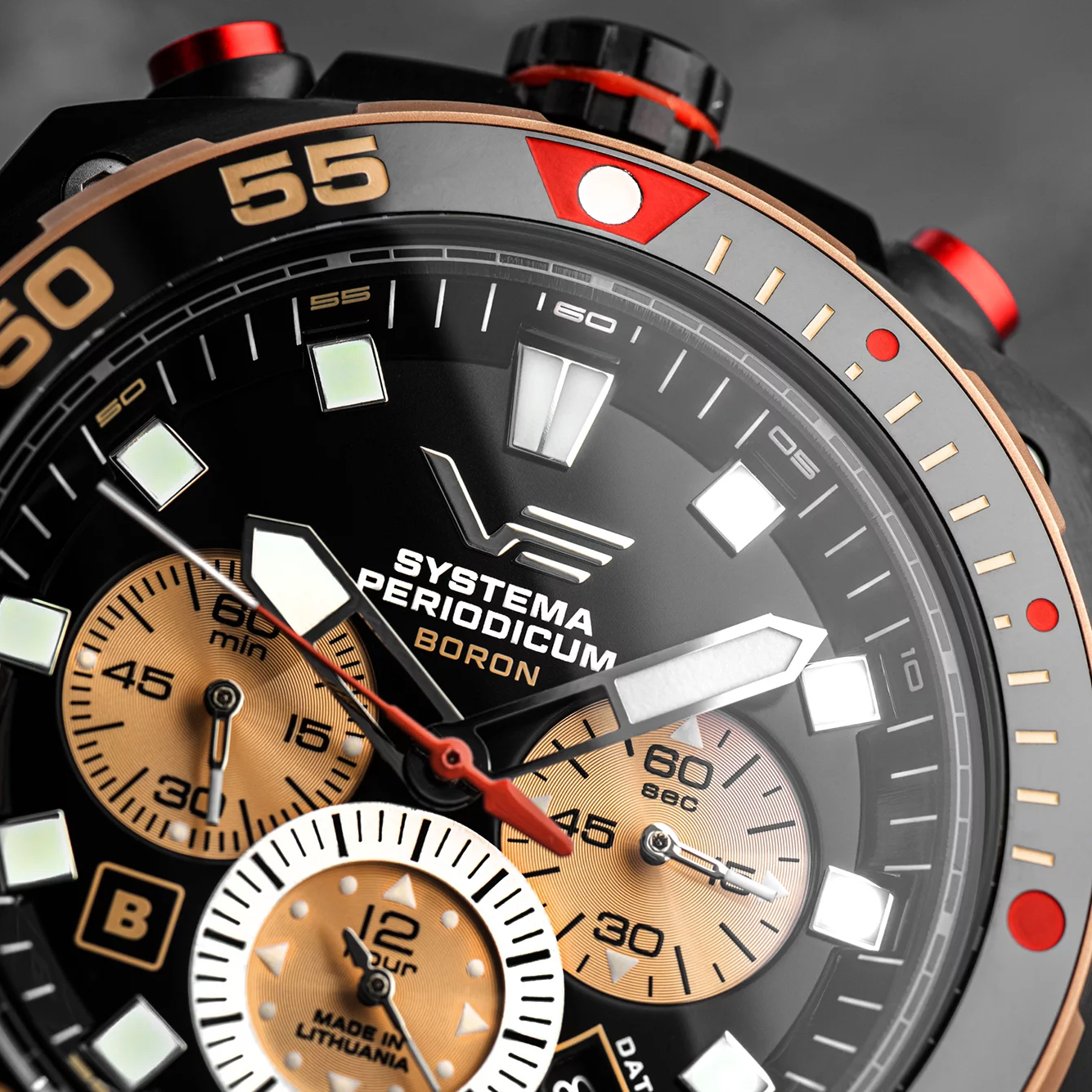 Koperta typu bullhead w Vostok Europe Systema Periodicum Boron
