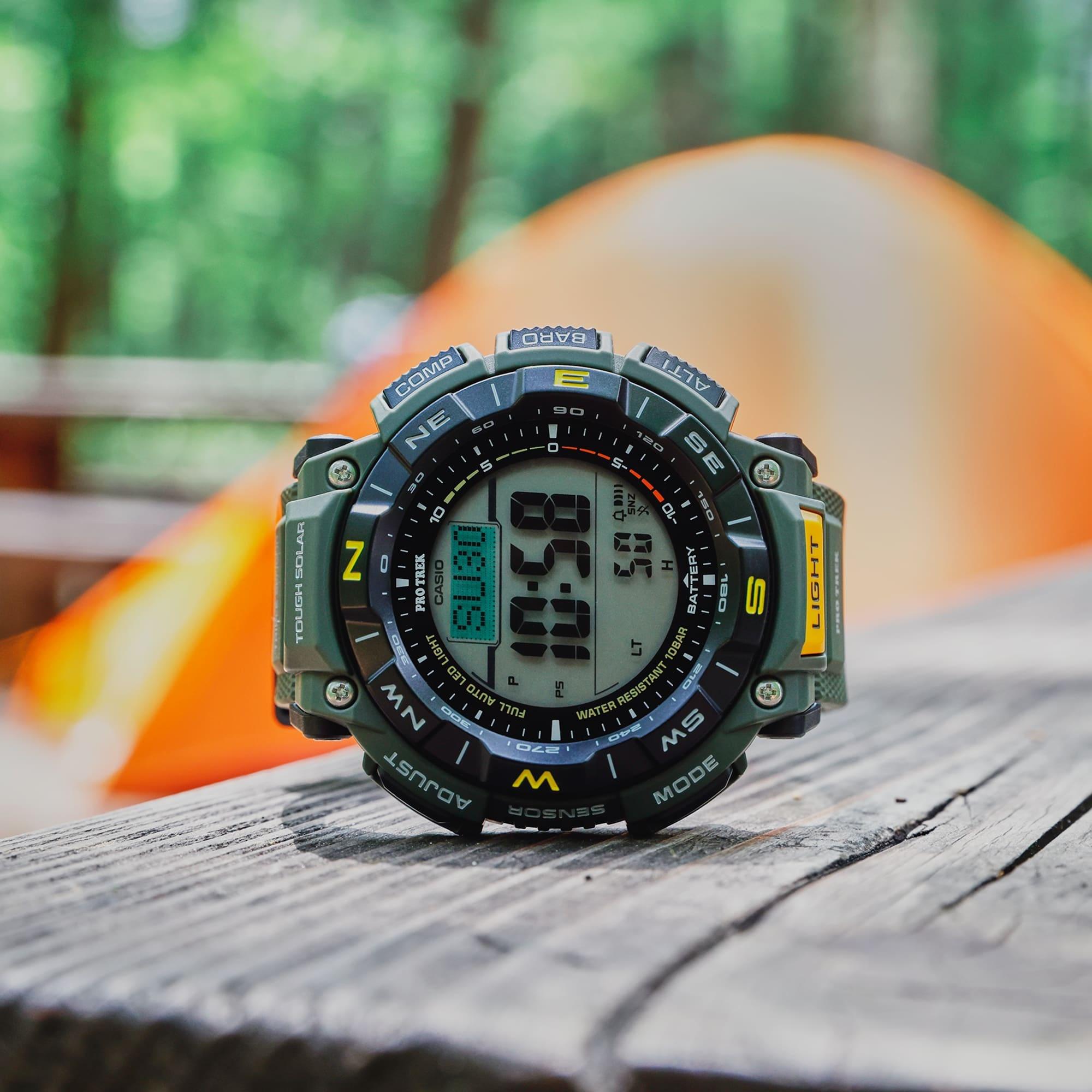  Zegarek Casio Solar ProTrek leżący na ławce