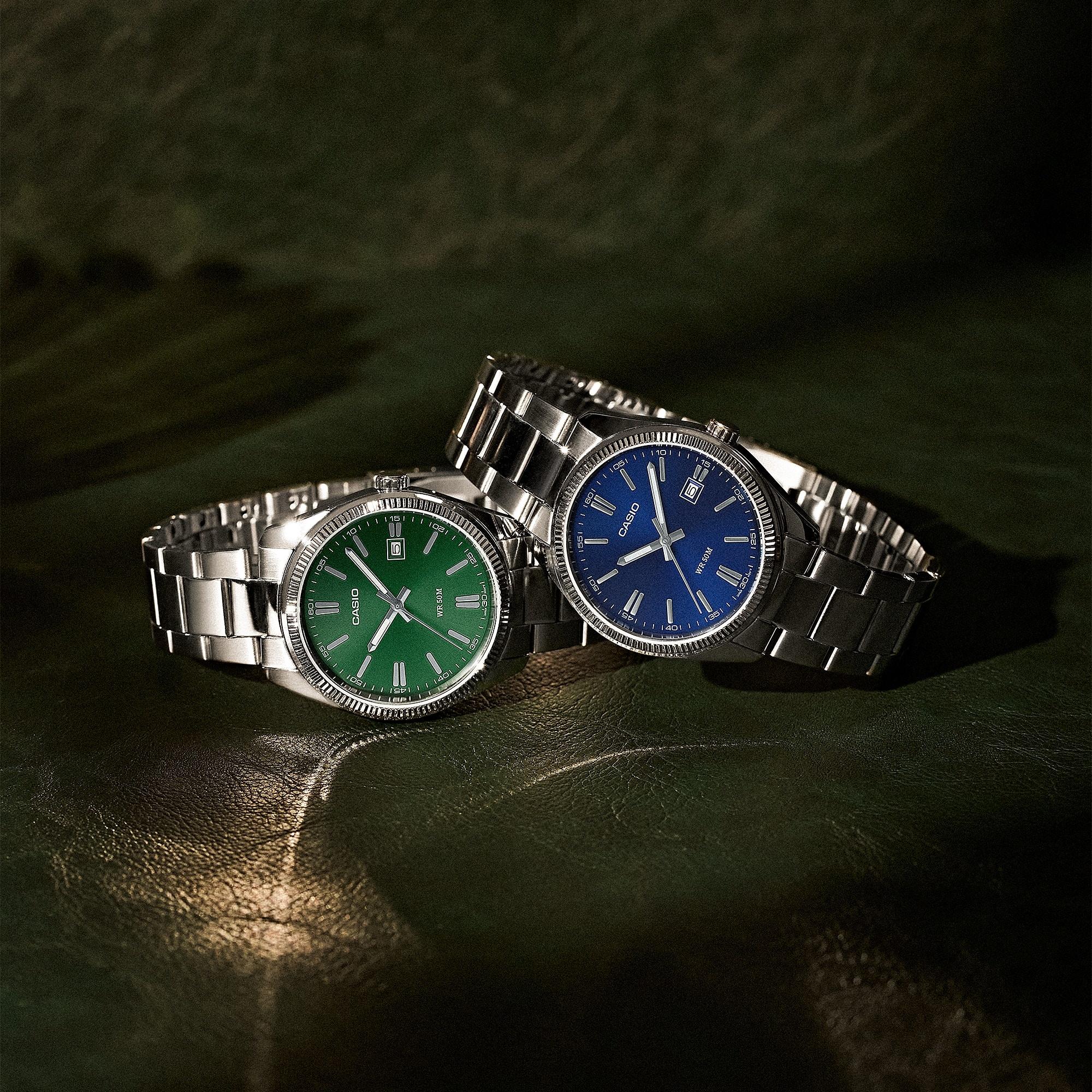 Zegarki Casio Timeless na bransolecie z zieloną i niebieską tarczą