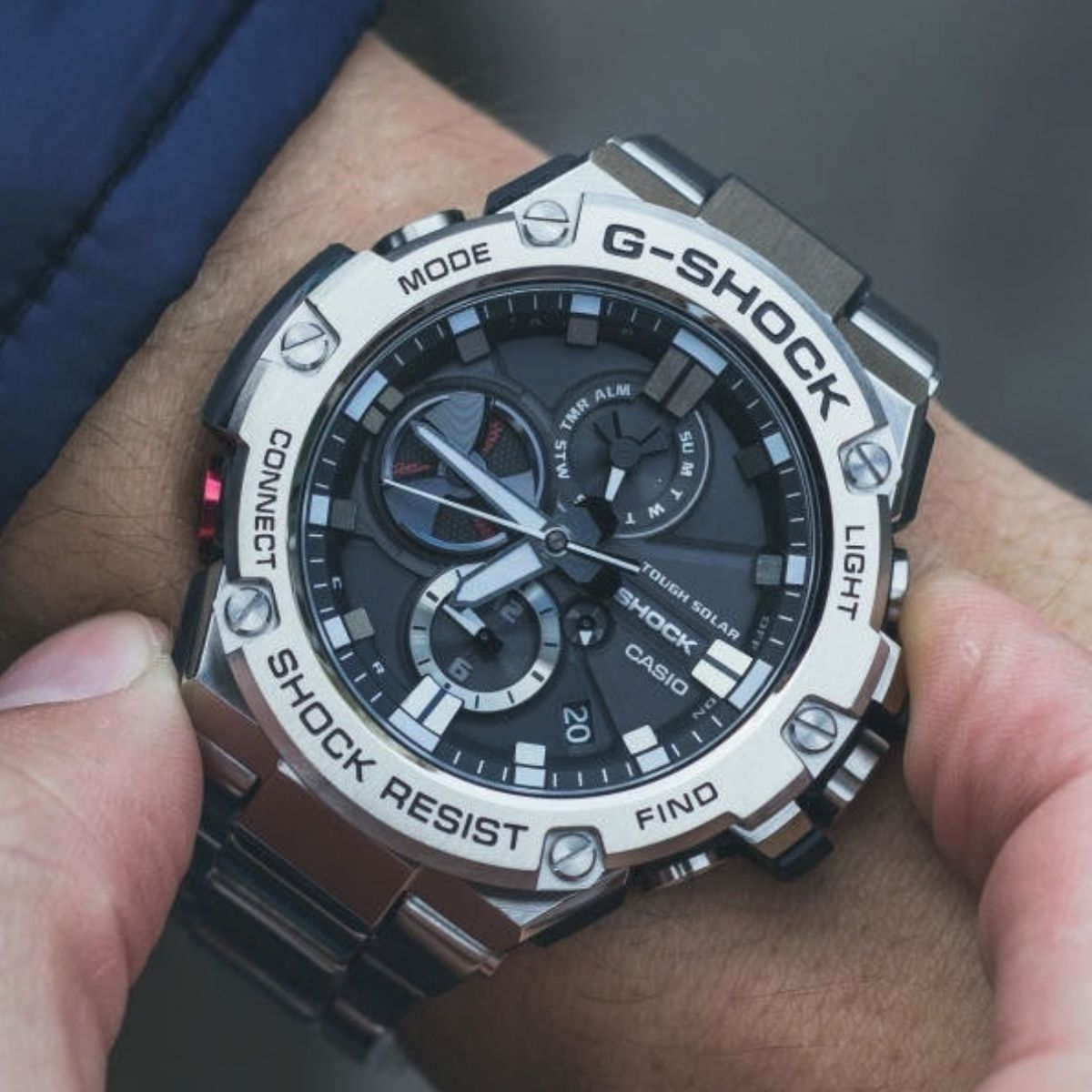 Stalowy zegarek G-SHOCK na nadgarstku