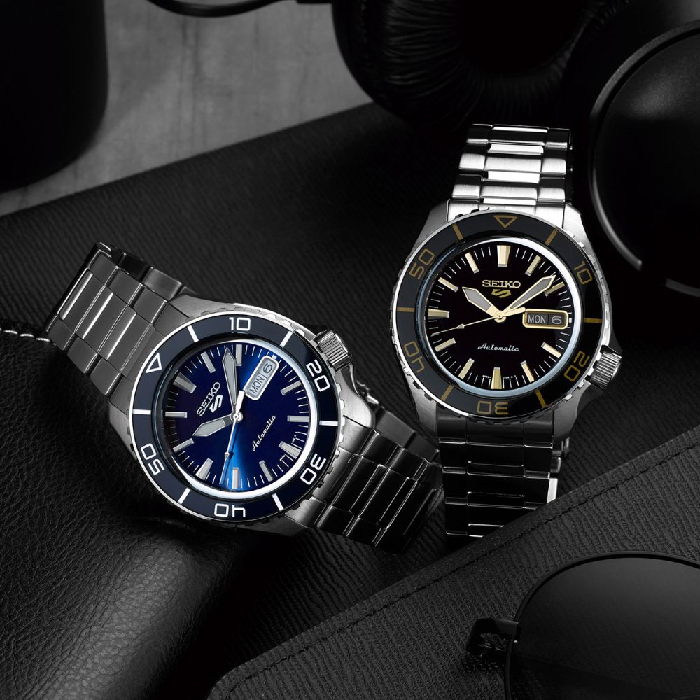 Dwa zegarki Seiko SKX na czarnym tle