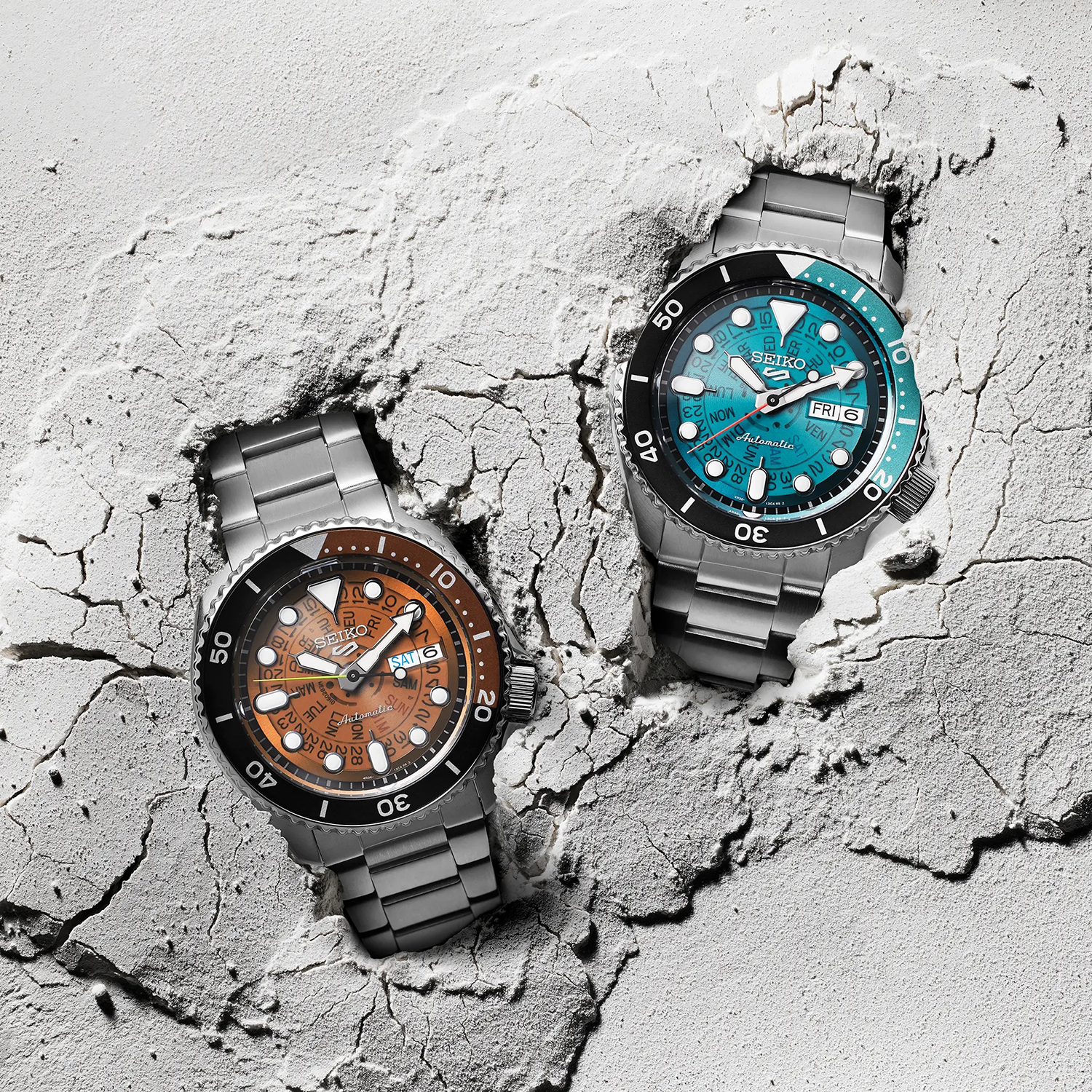 Pomarańczowy i niebieski zegarek Seiko SKX w piasku 