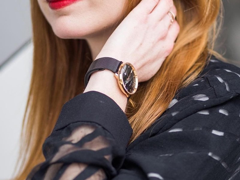 damski zegarek na czarnej bransolecie mesh z kopertą w kolorze rose gold i czarną tarczą