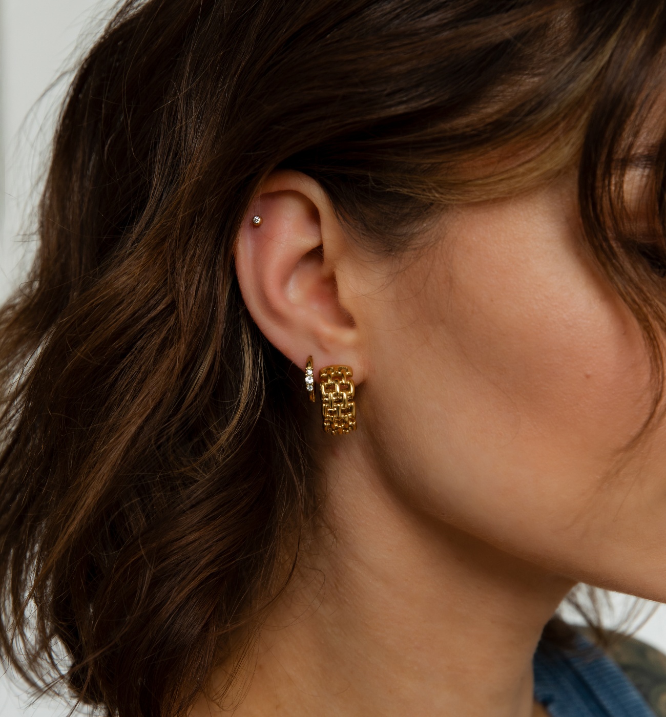By Dziubeka KSA2164 Kolczyk labret złoty z kulką z cyrkonią z tytanu biżuteria