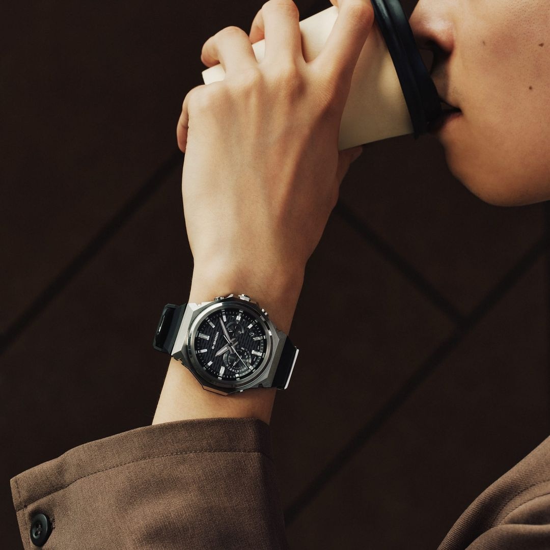 Zegarek G-Shock G-Steel GST-B1000 na męskim nadgarstku