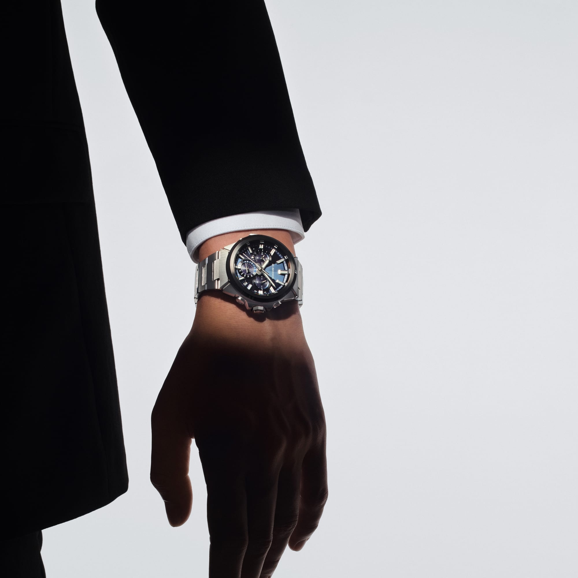 Zegarek G-SHOCK Casio Solar Sapphire na bransolecie na męskim nadgarstku