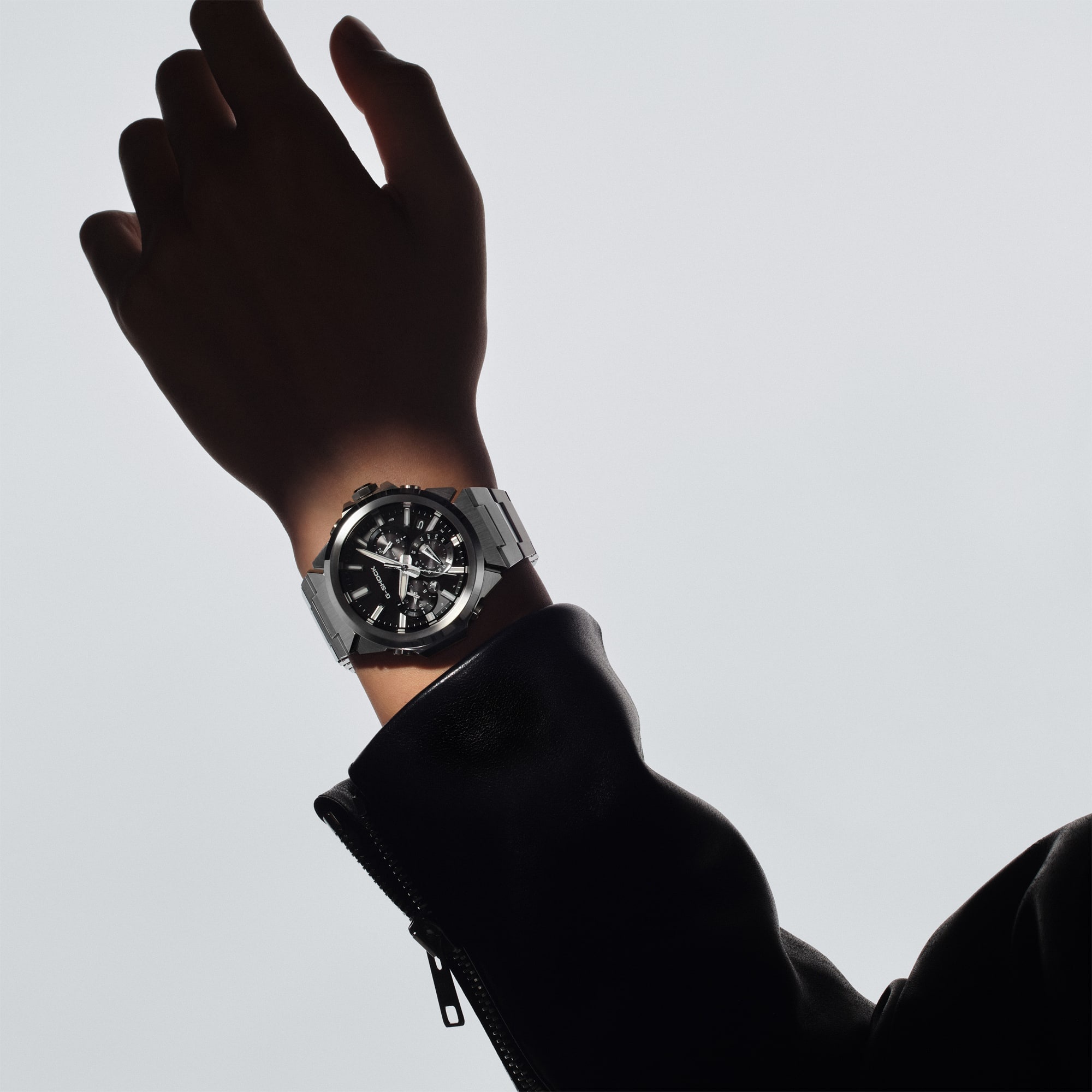Męski zegarek G-Shock G-Steel z czarną tarczą na nadgarstku