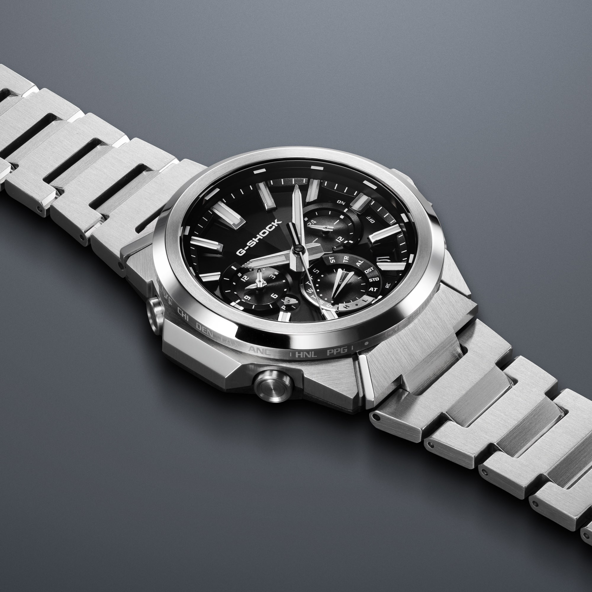 Zegarek G-Shock GST-W1000D z wygrawerowanymi stolicami miast na boku koperty