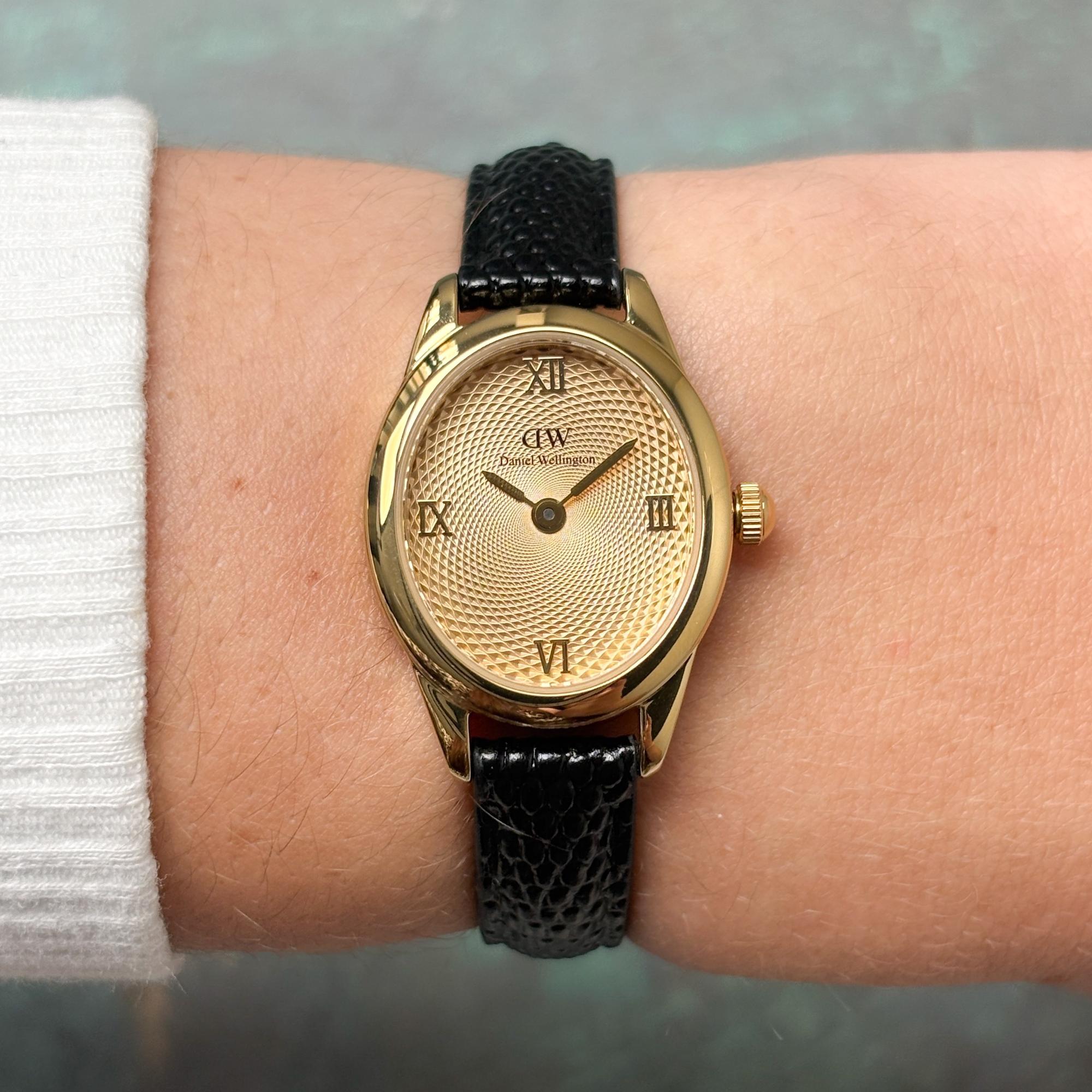 Daniel Wellington DW00100897 Ophelia Mini Black Lizard Unitone Guilloche Gold Damskie klasyczny zegarek złoty