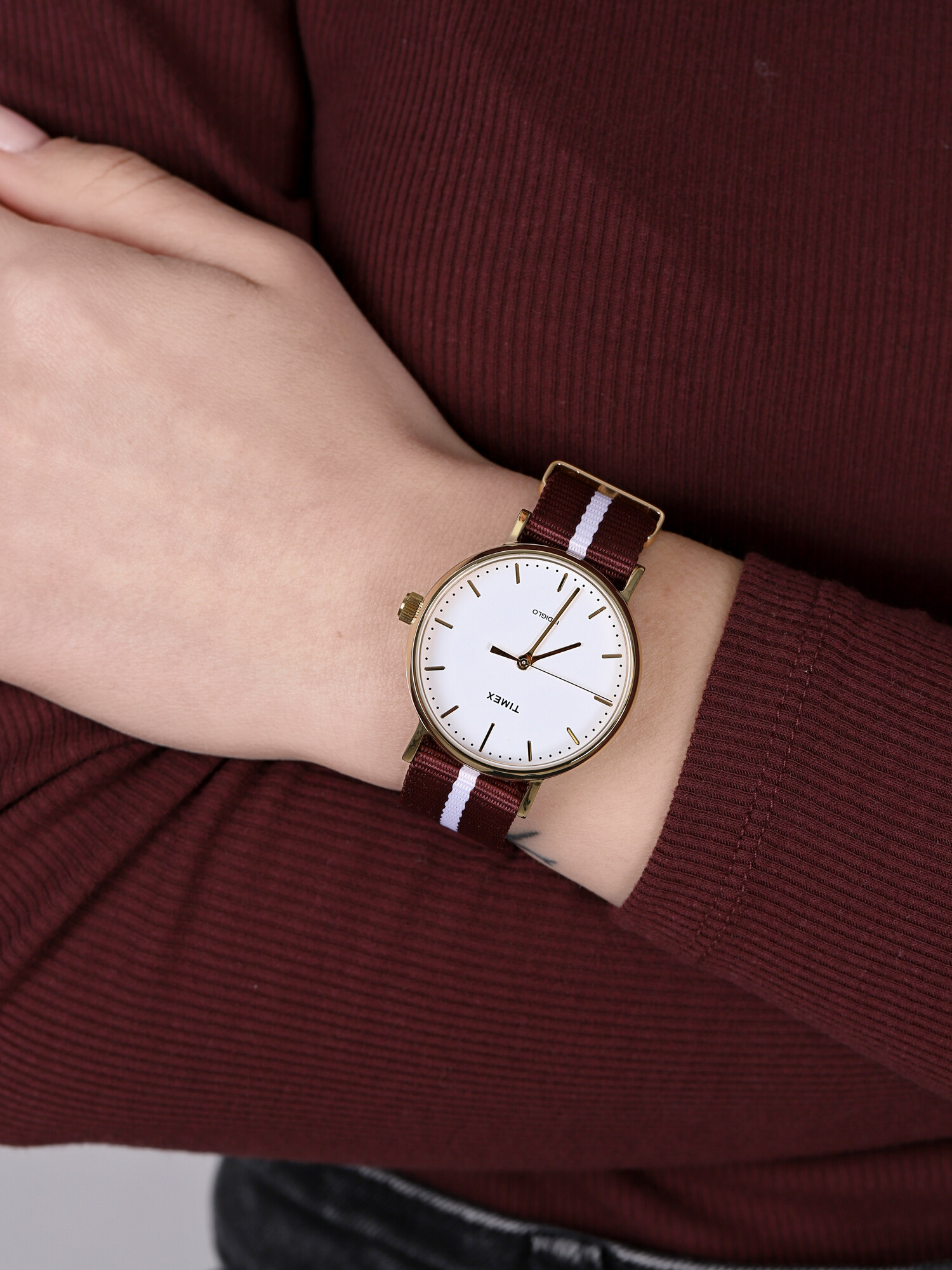 Timex TW2P98100 zegarek złoty klasyczny Weekender pasek