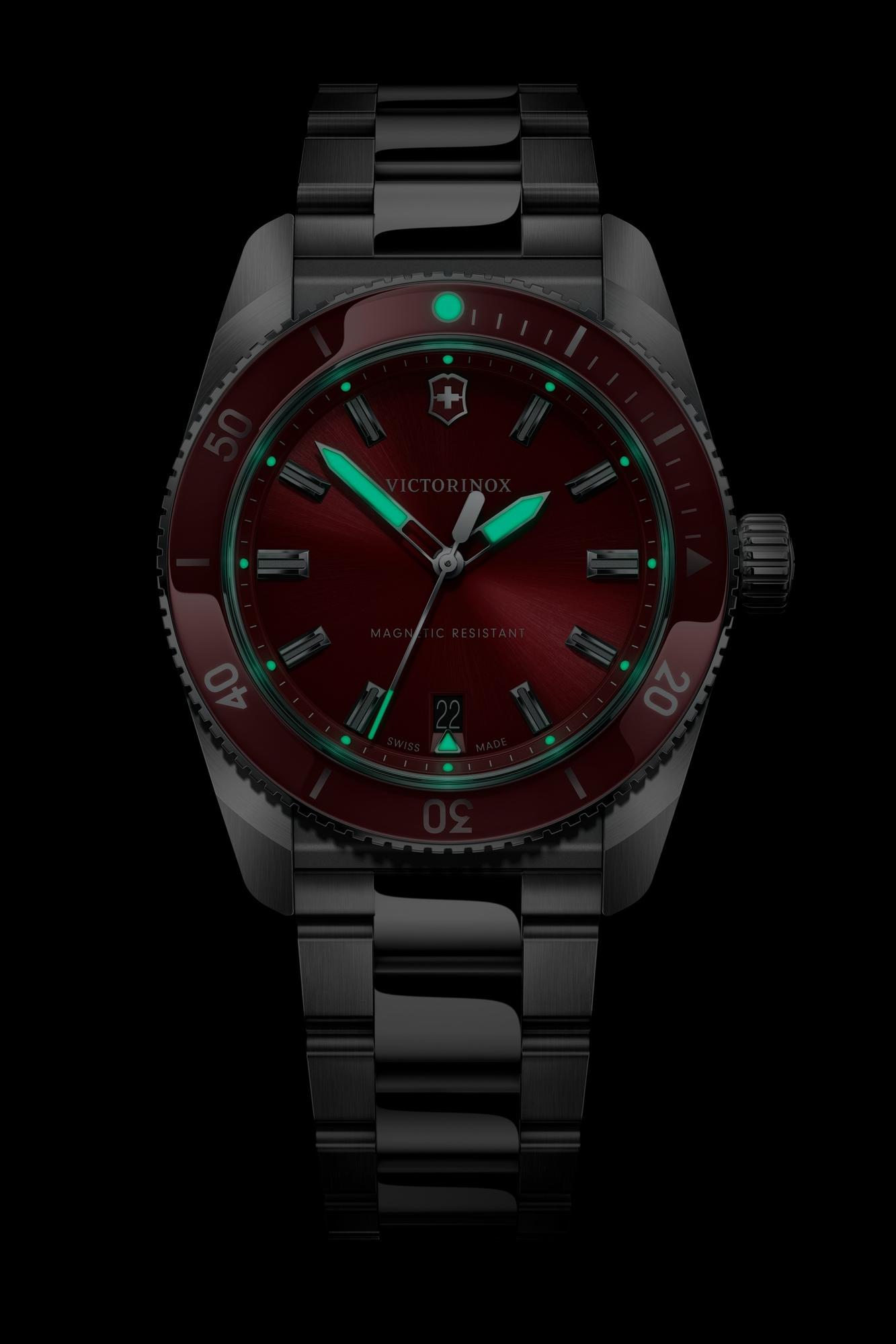 Victorinox 242098 zegarek srebrny klasyczny Maverick bransoleta