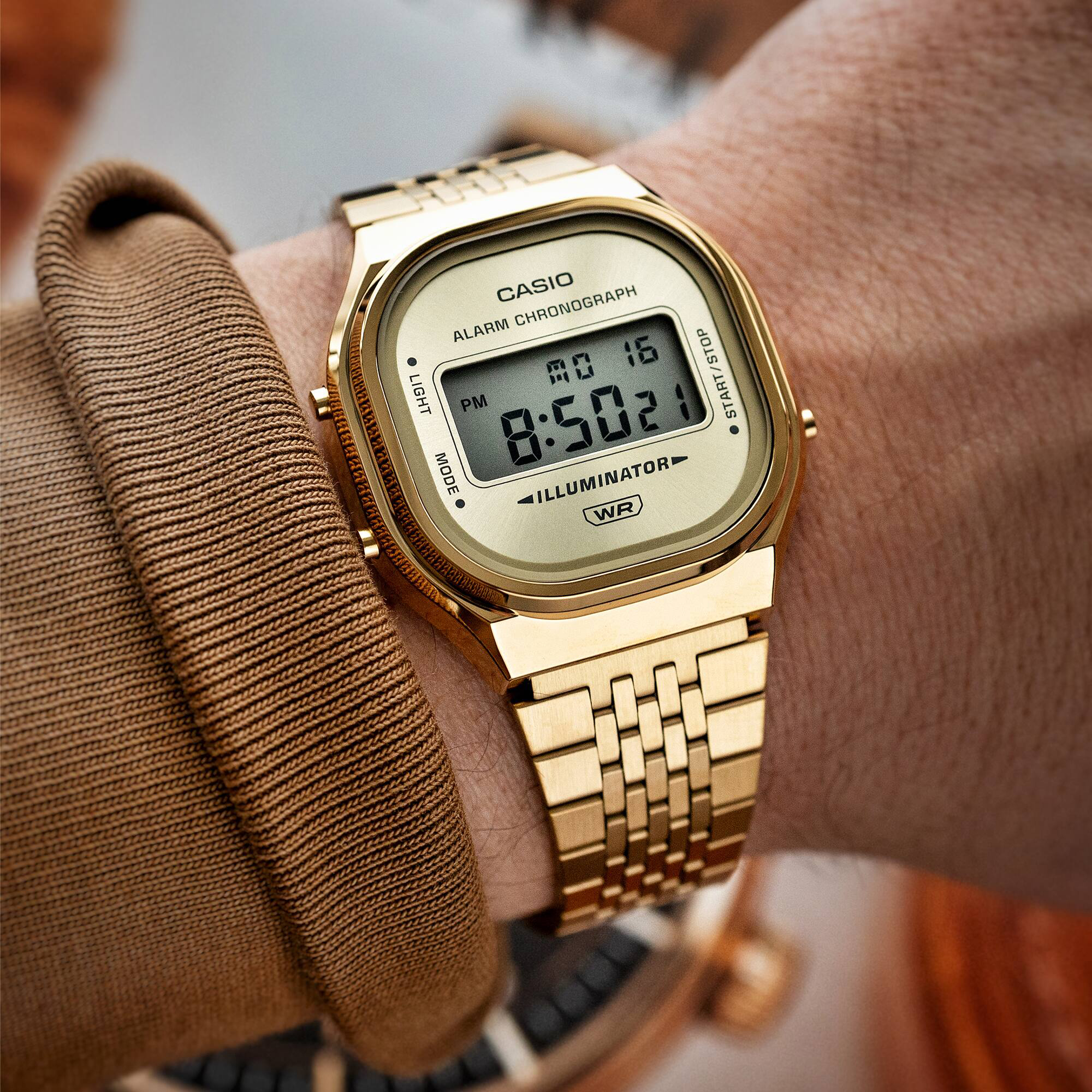 Zegarek Casio Digital A140WEG-9AEF na męskim nadgarstku