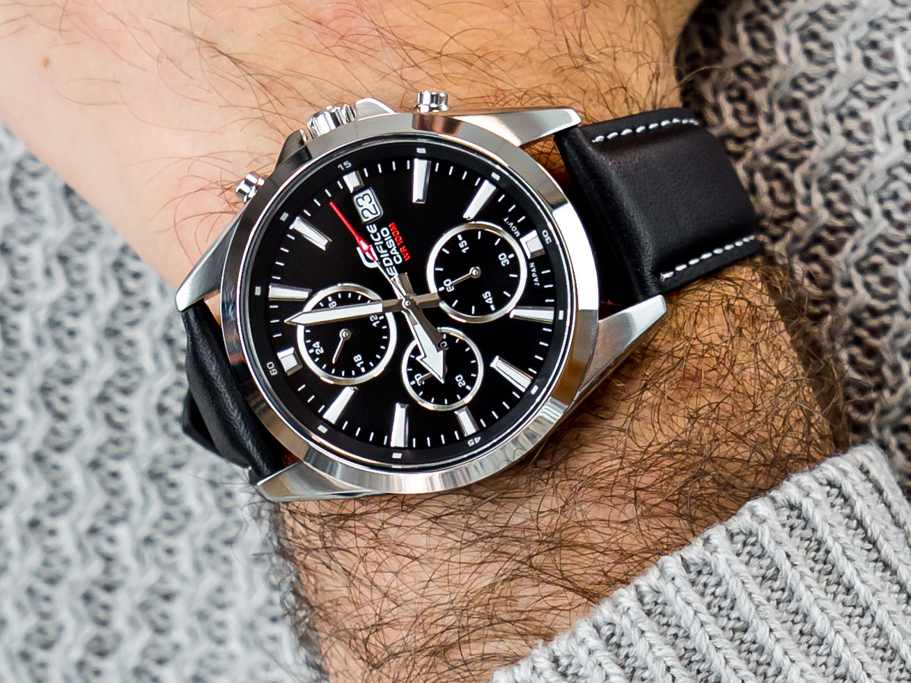 Edifice EFV-560L-1AVUEF SIMPLE SPORTY CHRONOGRAPH zegarek sportowy EDIFICE Momentum