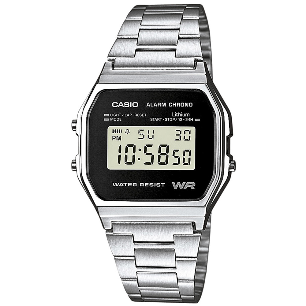 Retro, męski zegarek Casio A158WEA-1EF VINTAGE Maxi na stalowej bransolecie w srebrnym kolorze. Koronka zegarka Casio jest wykonana w niestandardowym kształcie z tworzywa sztucznego w srebrnym kolorze. Cyfrowa tarcza zegarka jest czarna na około tarczy znajdują się litery jak i cyfry w białym kolorze.