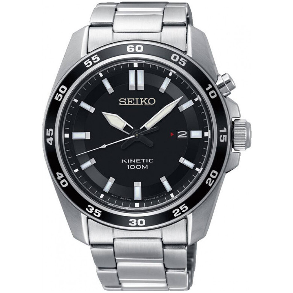 Klasyczny, męski zegarek Seiko SKA785P1 Kinetic na bransolecie z koperta wykonanych ze stali w srebrnym kolorze. Analogowa tarcza zegarka jest w czarnym kolorze z srebrnymi indeksami jak i wskazówkami w postaci kresek. Warto wspomnieć, że wskazówki zegarka pokryte są powłoką Neobrite.
